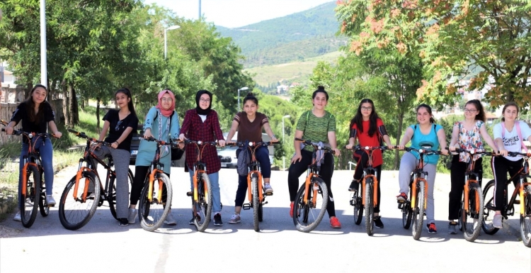 Akademi Liseliler, sağlık için pedal çeviriyor