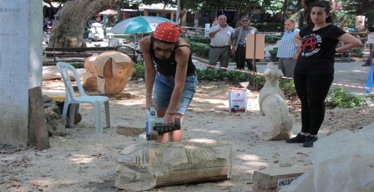 Asırlık çınarların altında ağaçlar heykele dönüşüyor 