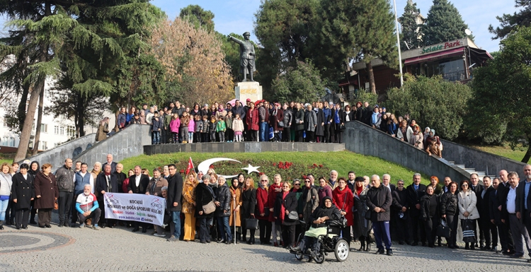 Atatürk Anıtı'na çelenk bıraktılar