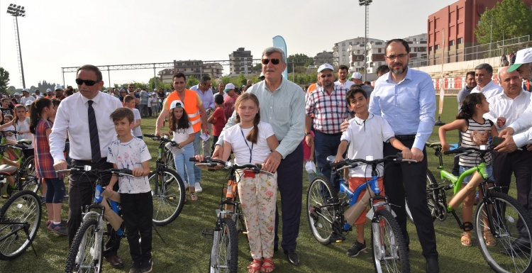 Başkan Ayaz’dan karne hediyesi 