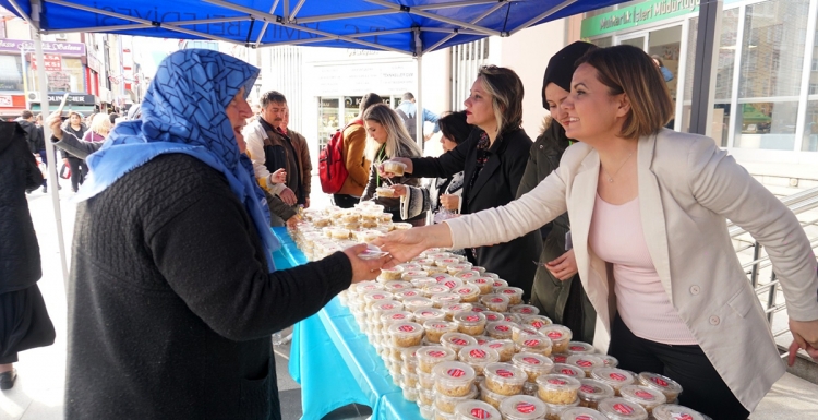 Başkan Hürriyet vatandaşa helva dağıttı   