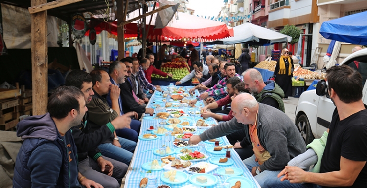 Başkan Yıldırım, esnafın yanında