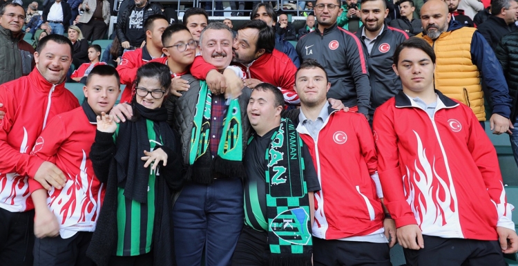 Çok özel bireylerden Kocaelispor’a özel sevgi