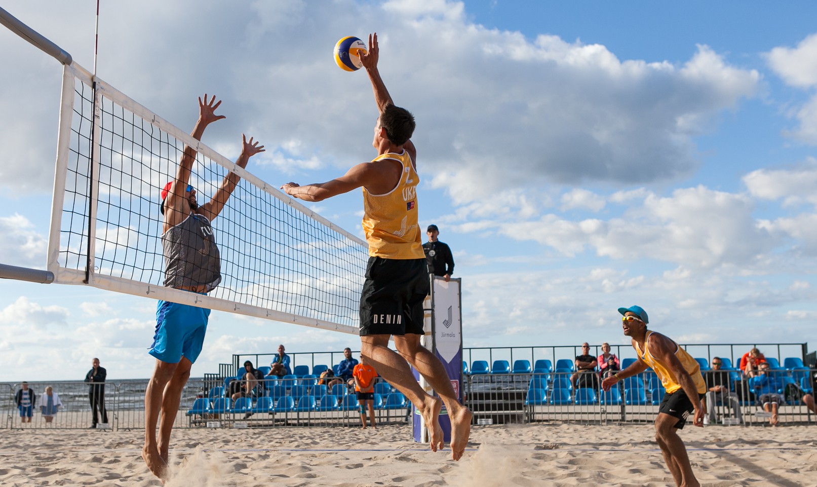 Erkekler plaj voleybolu turnuvası başlıyor