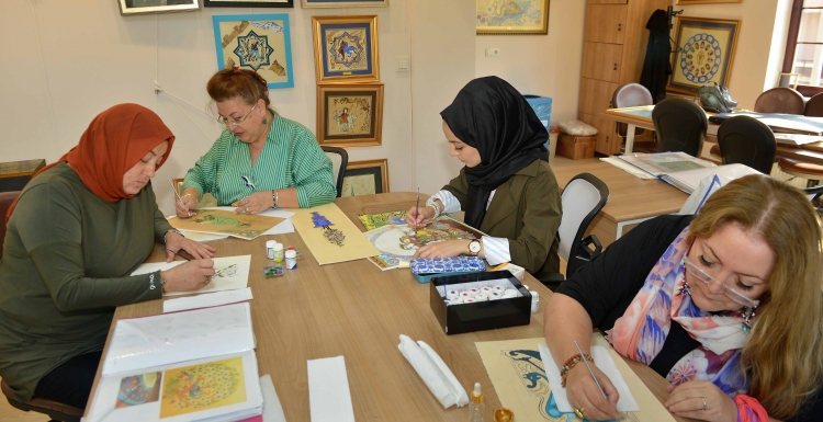 Geleneksel Türk süsleme sanatları öğretiliyor