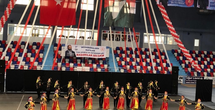 Halk oyunları ekibinden Kartepe'ye kupa