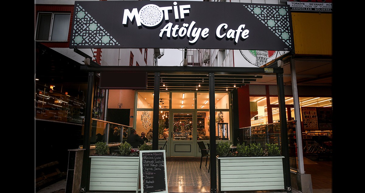Hem çayınızı yudumlayıp hem çini yapabilirsiniz; Motif Atölye Cafe   