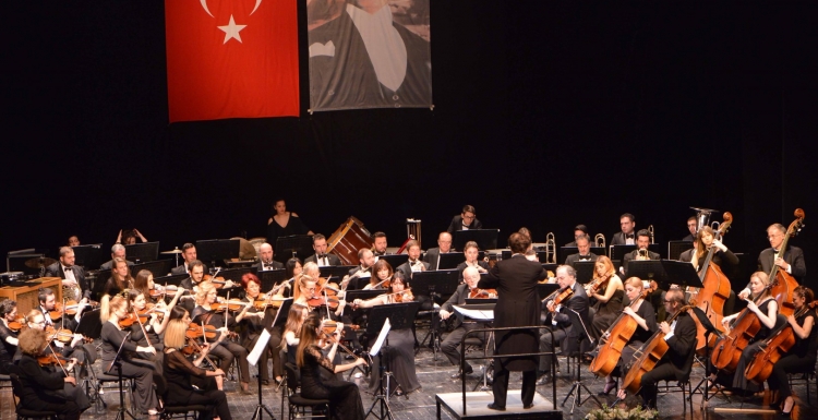 İstanbul Devlet Senfoni Orkestrası ayakta alkışlandı