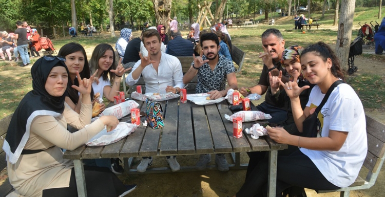 İzmit Belediyesi işitme engellileri piknikte buluşturdu