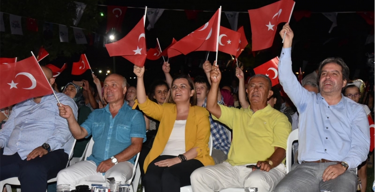 İzmit Belediyesi oda orkestrası ilk büyük konserinde büyüledi