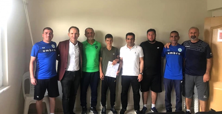 İzmit Belediyesi sporcuları profesyonel oldu