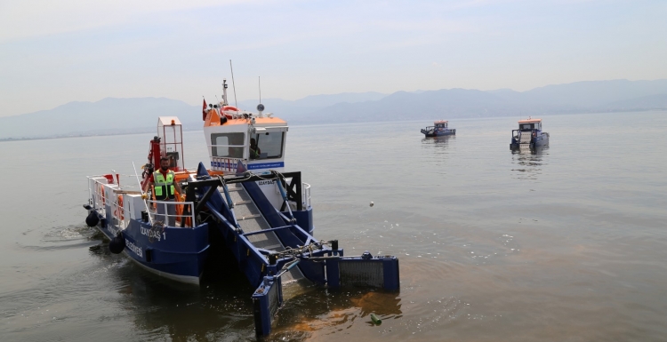 İzmit Körfezi’nden 6 ayda 180 ton çöp toplandı