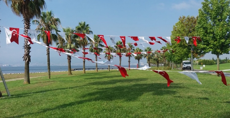İzmit Türk bayraklarıyla giydirildi
