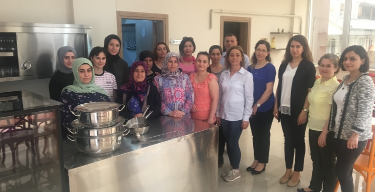 Kadınlara aşçı çıraklığı eğitimi