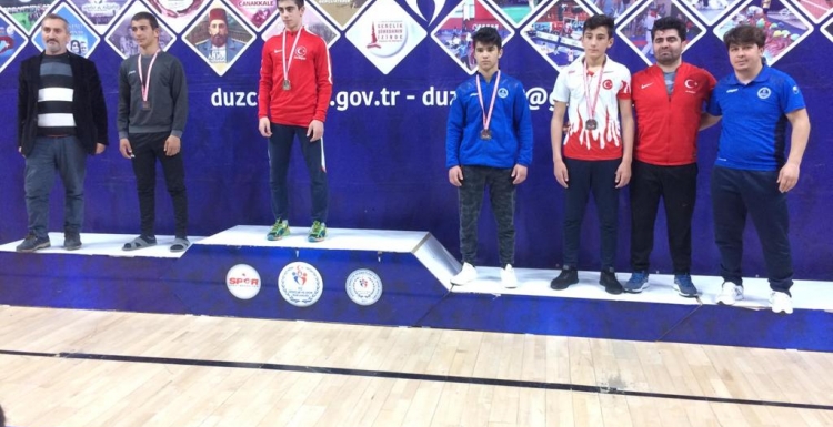 Kağıtsporlu güreşçiler şampiyona biletini kaptı