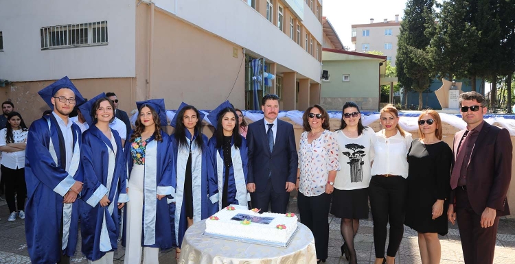 Karamürsel Alp Anadolu Lisesi'nde mezuniyet sevinci