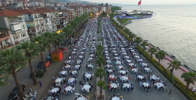 Karamürsel'de geleneksel kent iftarı 