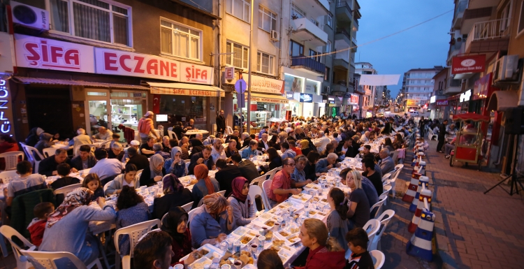 Karamürsel esnafı iftar verdi