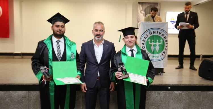 Karamürsel Meslek Yüksekokulu’nda mezuniyet heyecanı