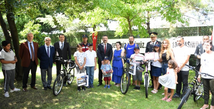 Kocaeli Valisi Hüseyin Aksoy bisiklet verdi