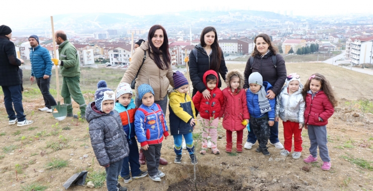 Minik eller fidanları toprakla buluşturdu