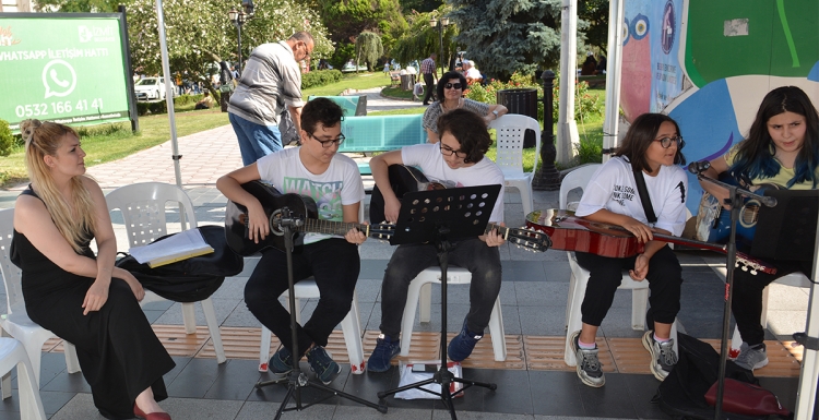 Popüler gitar izmit’te ses buldu