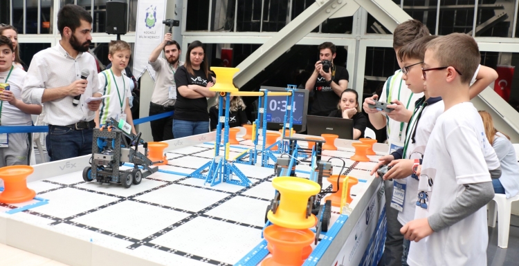 Robotlar, Kocaeli Bilim Merkezi’nde yarıştı
