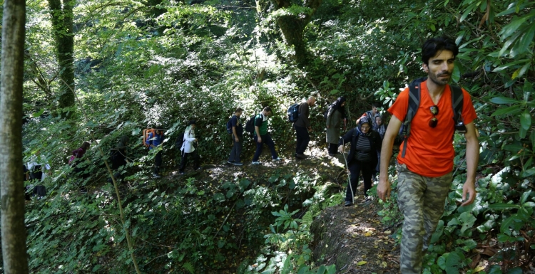 Sonbahar manzarasıyla doğa yürüyüşü