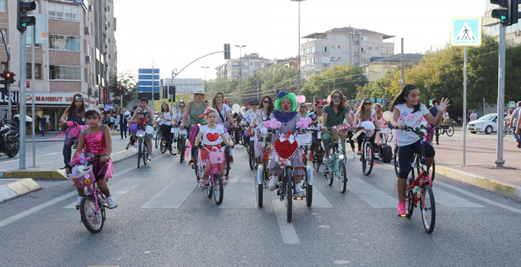 ‘Süslü Kadınlar’la en renkli bisiklet turu