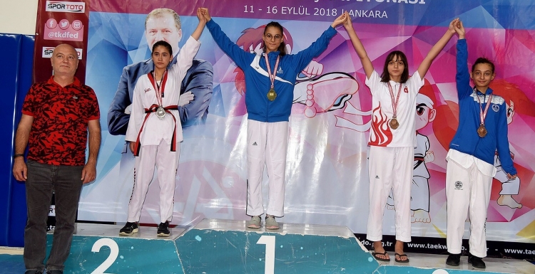 Taekwondocu minikler kürsüye çıktı