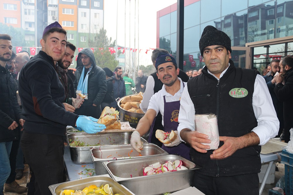 Trabzonlular’dan ‘hamsi’li açılış