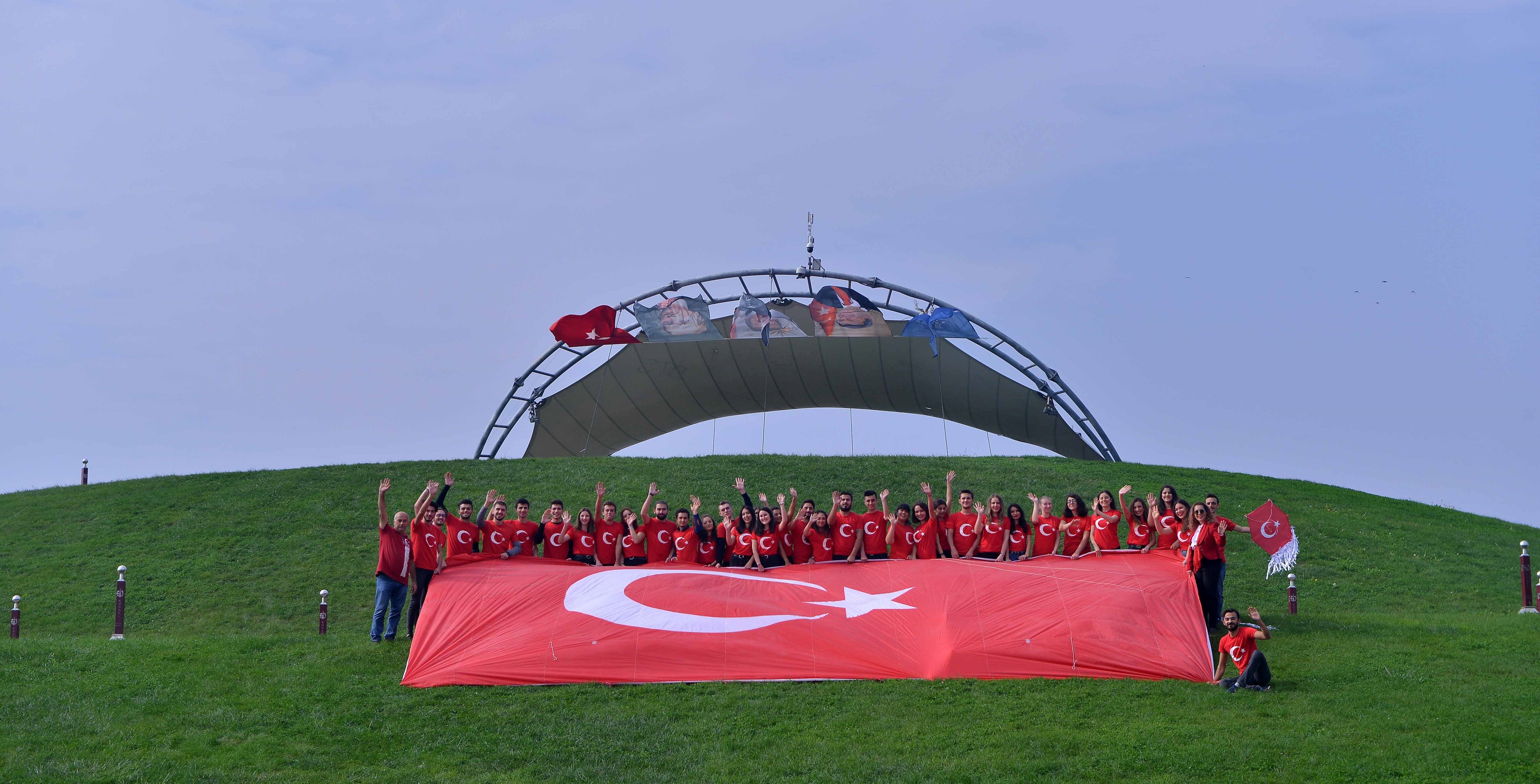 Türk bayraklı dev uçurtmaya yoğun ilgi 