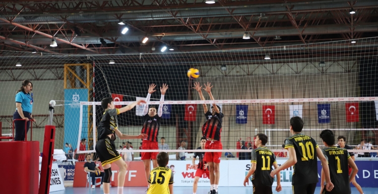 Voleybol Festivali’nde sıra küçüklerin