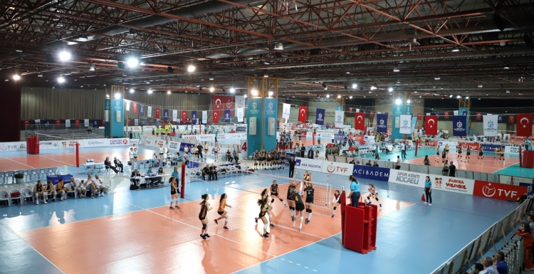 Voleybolda küçüklerin final heyecanı