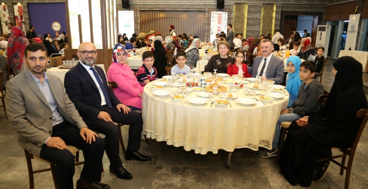 Yetimlerin yüzünü güldüren iftar