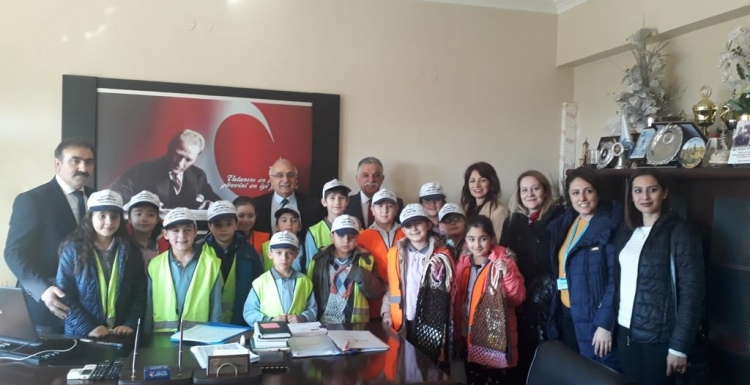 Çevreci öğrencilerden hediye file