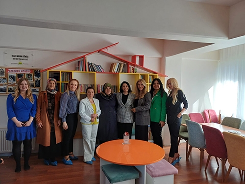 OKUMA SANATI KULÜBÜ BİR GÜNDE 2 KÜTÜPHANE AÇILIŞI YAPTI!  92. KÜTÜPHANESİNİ GAZANFER BİLGE SEVGİ EVİ’NDE AÇTI