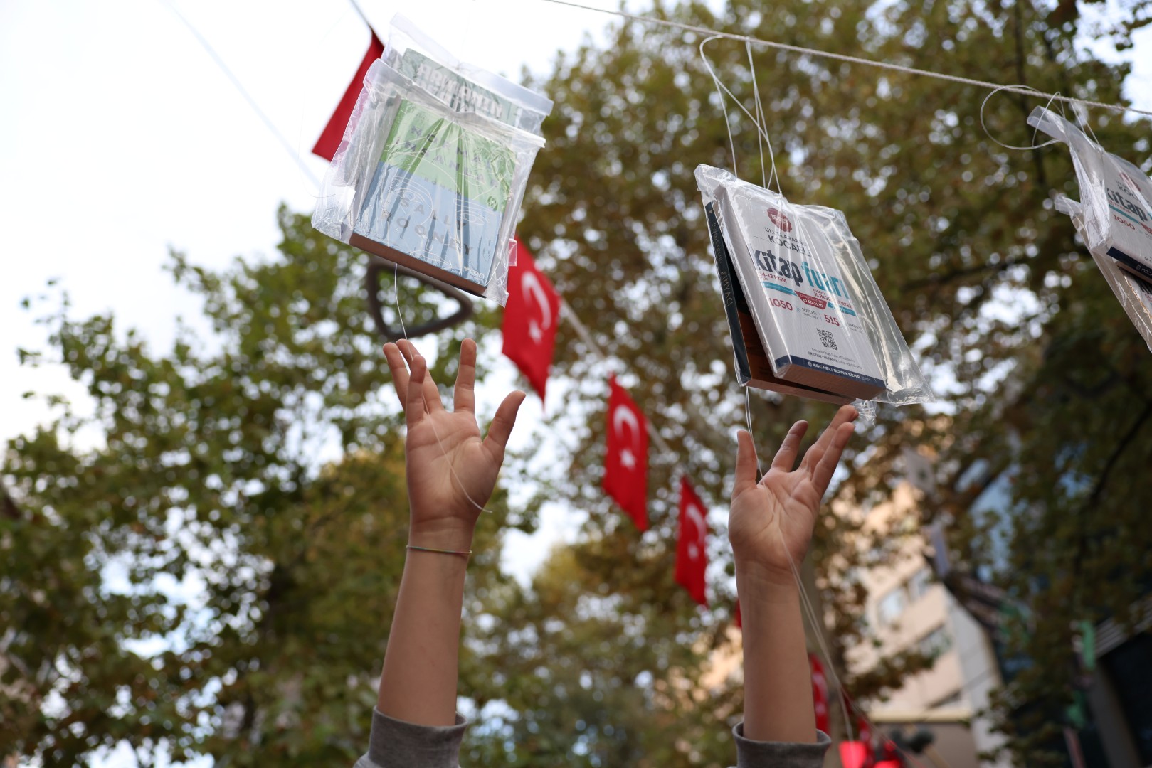 Kocaeli’de gelenek bozulmadı, kitaplar yine ilk ağaçlarda açtı!